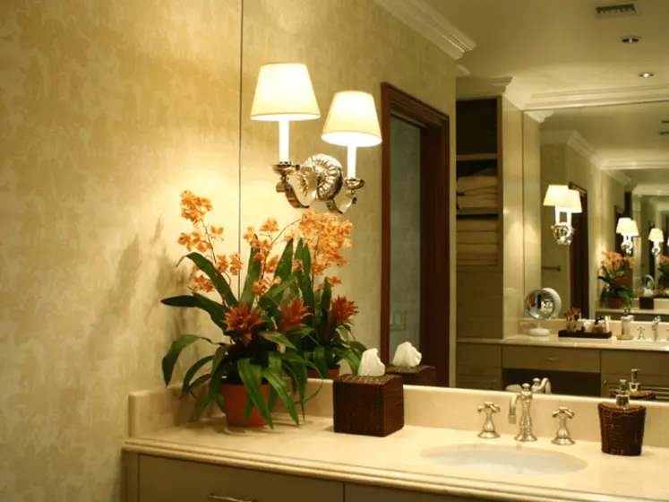 Chinoiserie wallpaper by Stroheim in a bathroom, PaperWorks Plus